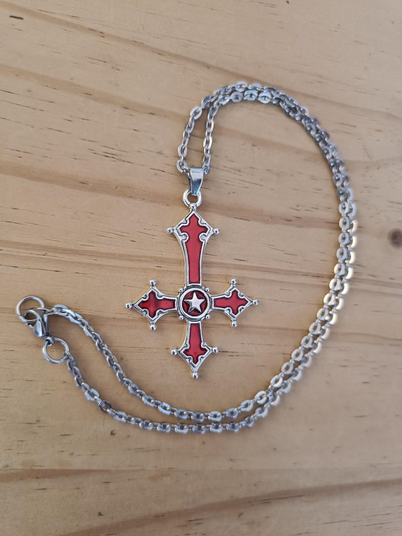 Blood Red Inverted Cross Necklace, Gothic Satanic Pendant, Silver Stainless Steel Chain, Occult Witchy Alternative Jewellery, Goth Gift UK imagem 4