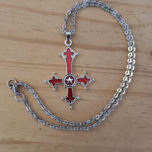 Blood Red Inverted Cross Necklace, Gothic Satanic Pendant, Silver Stainless Steel Chain, Occult Witchy Alternative Jewellery, Goth Gift UK imagem 6