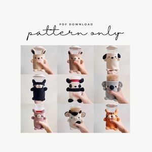 Op de afbeelding: Een set van negen haakpatronen om schattige dierenbekers te maken. De patronen omvatten een konijn, een beer, een hond, een panda, een koala, een varken, een koe, een tijger en een kat. De patronen zijn beschikbaar om te downloaden als PDF.