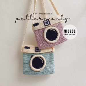 Könnte beinhalten: Zwei gehäkelte Kamerataschen, eine in hellblau und eine in helllila, mit einem weißen Trageriemen. Der Text "pattern only" und "VIDEOS step by step" ist auf dem Bild zu sehen.