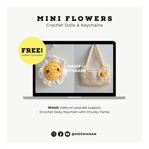 Pu&ograve; includere: Uno schermo di un laptop mostra due oggetti a forma di margherita all'uncinetto: un portachiavi e una piccola borsa. Il portachiavi &egrave; un fiore bianco e giallo con una faccia sorridente. La borsa &egrave; color crema con un accento a margherita. Testo: "MINI FLOWERS Crochet Dolls & Keychains".