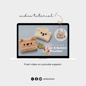 K&ouml;nnte beinhalten: Ein Laptop-Bildschirm zeigt ein H&auml;keltutorial f&uuml;r B&auml;ren- und Kaninchenbeutel. Zwei handgefertigte Beutel, einer in Beige und einer in Creme, sind abgebildet. Der Text "Bear & Rabbit Pouches" ist sichtbar. Das Bild enth&auml;lt auch den Text "video tutorial!" und "Free! video on youtube support."