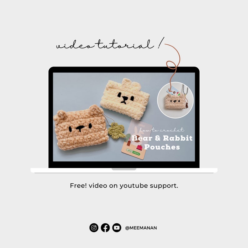 K&ouml;nnte beinhalten: Ein Laptop-Bildschirm zeigt ein H&auml;keltutorial f&uuml;r B&auml;ren- und Kaninchenbeutel. Zwei handgefertigte Beutel, einer in Beige und einer in Creme, sind abgebildet. Der Text "Bear & Rabbit Pouches" ist sichtbar. Das Bild enth&auml;lt auch den Text "video tutorial!" und "Free! video on youtube support."