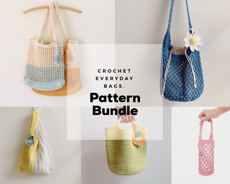 Peut inclure: Un ensemble de patrons de sacs au crochet. Les patrons comprennent un sac fourre-tout bleu et blanc, un sac fourre-tout jaune et blanc, un sac fourre-tout vert et jaune, un sac fourre-tout rose et un sac &agrave; cordon bleu et blanc. Le texte "CROCHET EVERYDAY BAGS. Pattern Bundle" est affich&eacute; sur l'image.