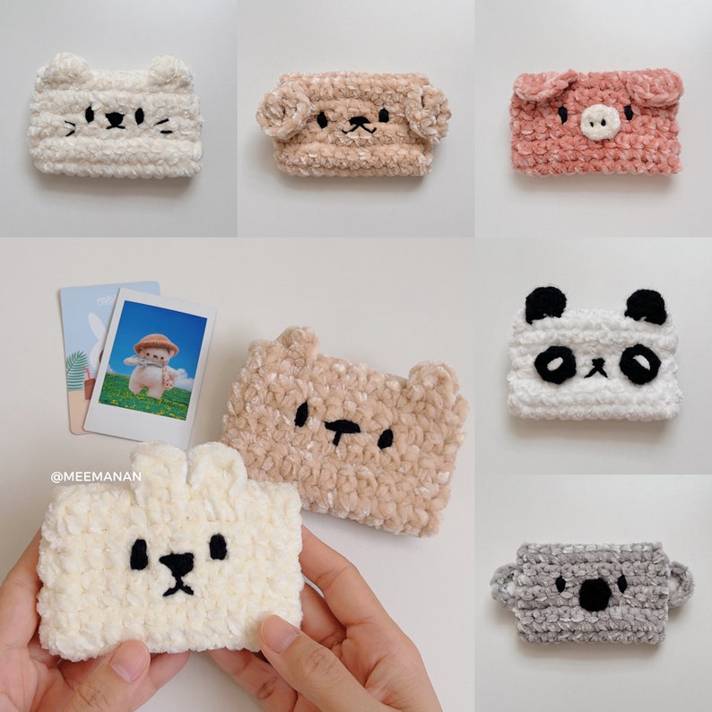 K&ouml;nnte beinhalten: Eine Sammlung handgefertigter, pl&uuml;schtierf&ouml;rmiger Kartenhalter. Die Designs umfassen eine Katze, einen Hund, ein Schwein, einen B&auml;ren, einen Panda, einen Koala und ein Kaninchen. Jeder Kartenhalter ist aus weichem, strukturiertem Garn gefertigt und hat gestickte Gesichtsdetails.