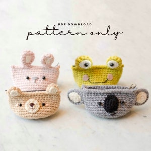 Puede incluir: Cuatro monederos de ganchillo con caras de animales. Los monederos son de color rosa, verde, marr&oacute;n y gris. El texto "PDF DOWNLOAD pattern only" est&aacute; en la parte superior de la imagen.