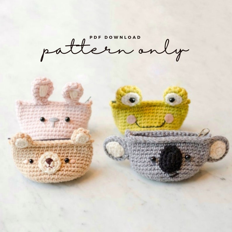 Puede incluir: Cuatro monederos de ganchillo con caras de animales. Los monederos son de color rosa, verde, marr&oacute;n y gris. El texto "PDF DOWNLOAD pattern only" est&aacute; en la parte superior de la imagen.