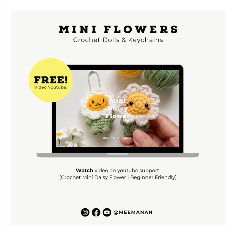 Pu&ograve; includere: Uno schermo di un laptop mostra due bambole di margherite all'uncinetto e il testo "MINI FLOWERS Crochet Dolls & Keychains". Una margherita &egrave; un portachiavi. Le margherite hanno petali bianchi, centri gialli e steli verdi. Lo schermo ha anche il testo "FREE! Video Youtube!"