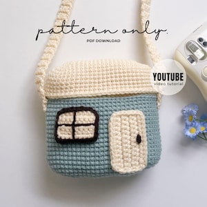 Może przedstawiać: Szydełkowa torba w kształcie domu w kolorach jasnoniebieskim, kremowym i brązowym. Torba ma kremowy dach, drzwi i okno. Widoczny jest tekst "pattern only" i "PDF DOWNLOAD". Dostępny jest również samouczek wideo na YouTube.