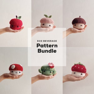 Puede incluir: Un conjunto de patrones de crochet para hacer lindos portabebidas coloridos. Los patrones incluyen diseños como una fresa, una manzana, un hongo, un cactus y un melocotón. Los patrones están disponibles en paquete.