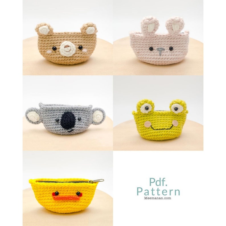 Puede incluir: Cinco monederos de animales de crochet. Los monederos tienen forma de oso, conejo, koala, rana y pato. Cada monedero tiene una cremallera y una linda carita de animal.