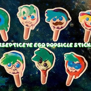 Può includere: Otto adesivi colorati di ghiaccioli Jacksepticeye ego. Gli adesivi presentano diverse versioni degli alter ego di Jacksepticeye, tra cui quello con gli occhi verdi, quello con i baffi e quello con il cappuccio rosso. Gli adesivi sono stampati su carta bianca e hanno una finitura lucida.