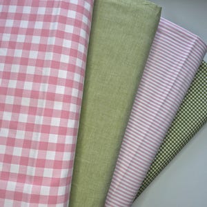 Puede incluir: Cuatro muestras de tela en varios patrones y colores. La primera es un estampado de cuadros rosa y blanco, seguida de un verde oliva liso, un estampado de rayas rosas y blancas y un peque&ntilde;o estampado de cuadros verde oliva y blanco.