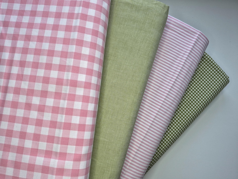 Puede incluir: Cuatro muestras de tela en varios patrones y colores. La primera es un estampado de cuadros rosa y blanco, seguida de un verde oliva liso, un estampado de rayas rosas y blancas y un peque&ntilde;o estampado de cuadros verde oliva y blanco.