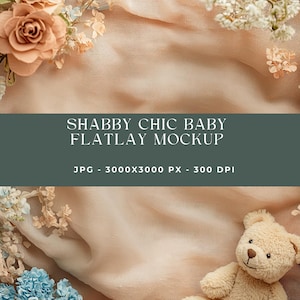 Könnte beinhalten: Ein Flatlay-Mockup mit einem beigefarbenen Stoffhintergrund, getrockneten Blumen, einer blauen Blume und einem braunen Teddybär. Der Text "SHABBY CHIC BABY FLATLAY MOCKUP" wird auf einem grünen Banner angezeigt. Der Text "JPG - 3000x3000 PX - 300 DPI" wird auf einem grünen Banner angezeigt.