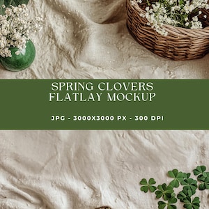 Könnte beinhalten: Ein Flatlay-Mockup mit einem grünen Banner mit der Aufschrift "SPRING CLOVERS FLATLAY MOCKUP". Das Bild zeigt eine grüne Vase mit weißen Blumen, einen Weidenkorb mit weißen Blumen und grüne Kleeblätter auf einer beigen Leinenoberfläche.