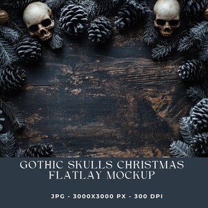 Peut inclure: Une maquette de mise en scène plate avec deux crânes humains blancs entourés de branches de pin givrées et de pommes de pin sur un fond de bois foncé. Le texte "Gothic Skulls Christmas Flatlay Mockup" est en bas de l'image. JPG - 3000x3000 PX - 300 DPI