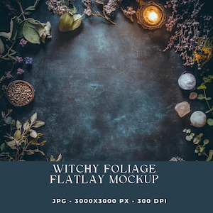 Könnte beinhalten: Ein Flatlay-Mockup mit einem dunkelblauen Hintergrund, verschiedenen grünen und violetten Blättern, Kristallen und einer kleinen Schale mit Samen. Der Text "Witchy Foliage Flatlay Mockup" ist am unteren Rand des Bildes zu sehen.