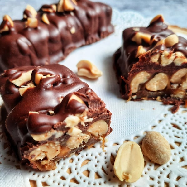 Delicious Milk Chocolate Bars with Roasted Peanuts and Sea Salt Caramel (vegan, refined sugar free), Box of 4