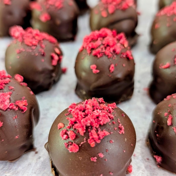Trufas de ganache de chocolate negro con cereza y tomillo, sin lácteos, elaboración artesanal