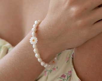 Elegant Pearl Daisy Bracelet - Mixed Pearls, Stylish Statement Piece