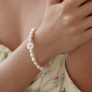 Elegant Pearl Daisy Bracelet - Mixed Pearls, Stylish Statement Piece