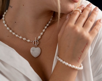 Elegant Pearl Choker with Heart Charm - Classy Women's Necklace • Stylish Pearl Beads • Feminine Jewellery