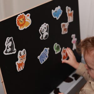 Funktionella småbarnsmöbler - Aktivitetsbord för barn med växande stol - Montessori barnmöbler - Bord och stol för småbarn - En barnmöbeluppsättning bild 10