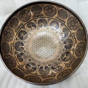 15 Zoll bis 24 Zoll große Tibetische Heilschale- Geschmückt mit Blume des Lebens und verheißungsvollen Symbolen- Ausgefallenes Design- Tiefer mitschwingender Klang