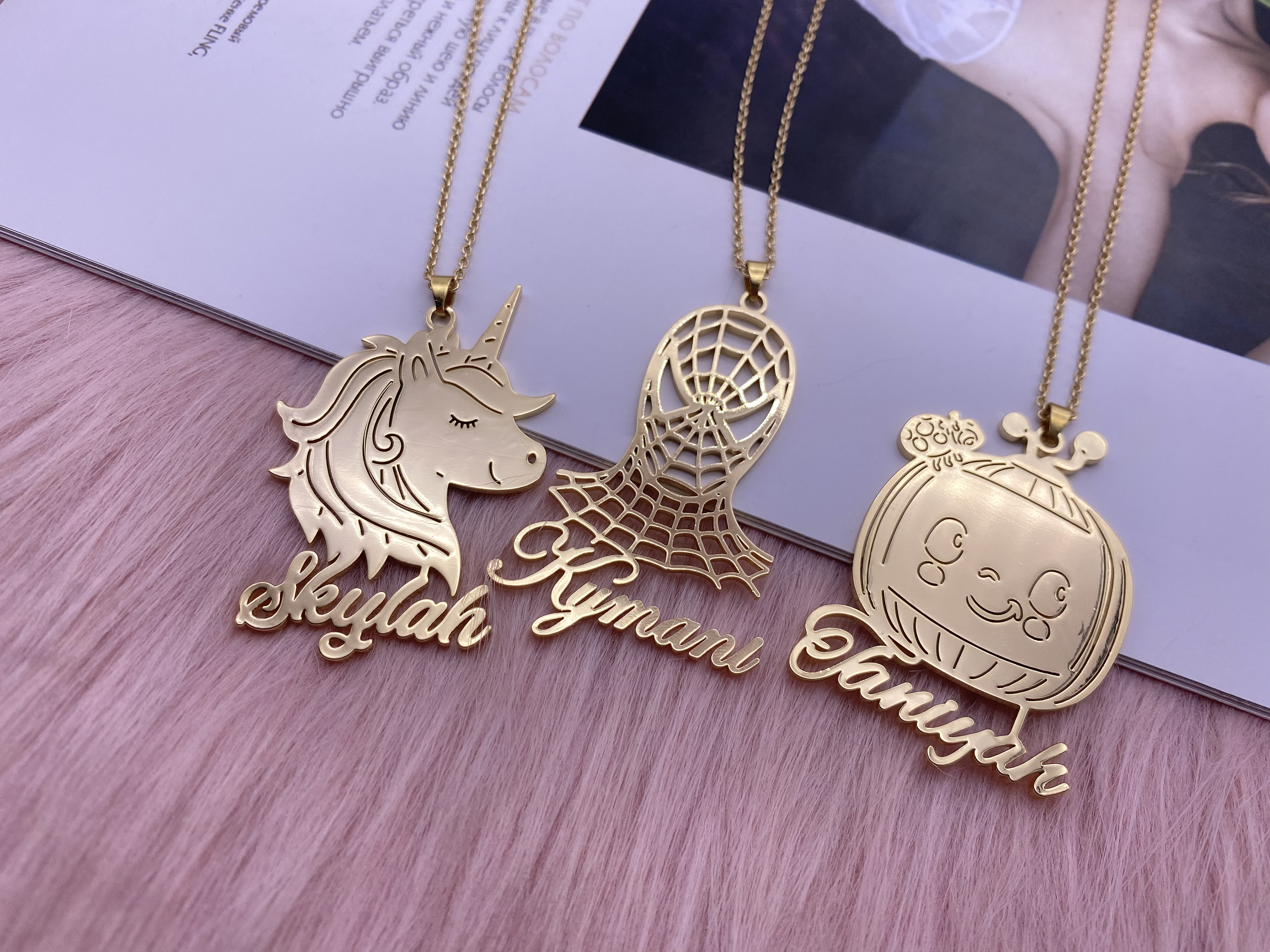 Character nameplate necklace Outlet