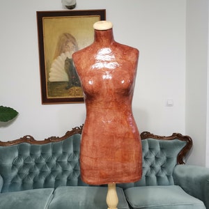 Torso de manequim vintage feito à mão com suporte - forma de vestido feminino fabricado com materiais naturais