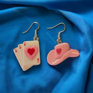 Boucles d'oreilles chapeau de cowboy, Accessoires rétro, Boucles d'oreilles cow-girl, Boucles d'oreilles poker, Cœur, Boucles d'oreilles western, Cartes à jouer, Bijoux jeu de cartes