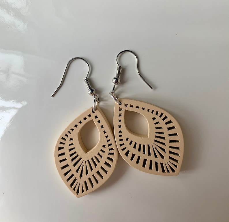 Boucles d'oreilles en bois en forme de larme, boucles d'oreilles pendantes, boucles d'oreilles bohèmes, boucles d'oreilles d'été, boucles d'oreilles pour femme, couleur au choix, boucles d'oreilles légères Beige