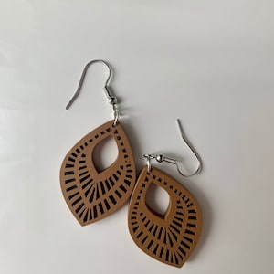 Boucles d'oreilles en bois en forme de larme, boucles d'oreilles pendantes, boucles d'oreilles bohèmes, boucles d'oreilles d'été, boucles d'oreilles pour femme, couleur au choix, boucles d'oreilles légères Brown