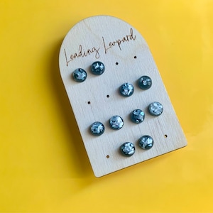 Boucles d'oreilles noires, Boucles d'oreilles noires argentées, Boucles d'oreilles minimalistes, Cadeau pour elle, Boucles d'oreilles scintillantes, Boucles d'oreilles de 8 mm, Boucles d'oreilles simples, Puces d'oreilles