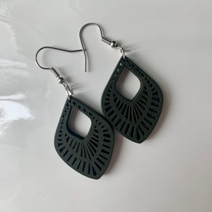 Boucles d'oreilles en bois en forme de larme, boucles d'oreilles pendantes, boucles d'oreilles bohèmes, boucles d'oreilles d'été, boucles d'oreilles pour femme, couleur au choix, boucles d'oreilles légères Green