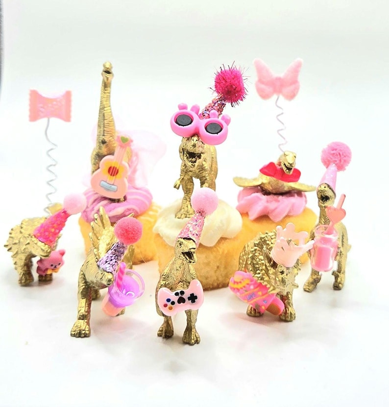 Mini dinosaurios dorados / Dinosaurio para fiestas / Chispas de mesa / Tema de dinosaurio / Adorno para tarta de dinosaurio / Dinosaurio / Mini sombreros de fiesta / Rellenos para bolsas de fiesta / imagen 2