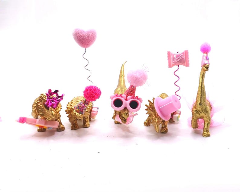 Mini dinosaurios dorados / Dinosaurio para fiestas / Chispas de mesa / Tema de dinosaurio / Adorno para tarta de dinosaurio / Dinosaurio / Mini sombreros de fiesta / Rellenos para bolsas de fiesta / imagen 1