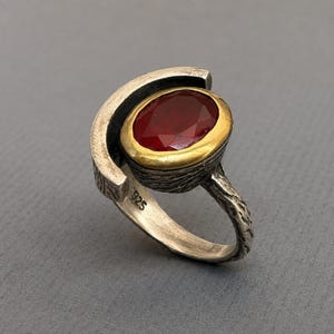 Anello artigianale in argento sterling con rubino, design floreale a mezzaluna, finitura ossidata (taglia USA 7.5)