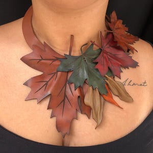 Leder Ahornblatt Halskette, Natur Statement Chunky Halskette für Frauen, Leder Mode Big Artisan Bip Halskette