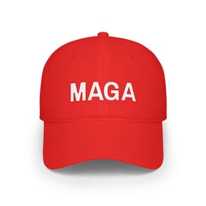Peut inclure: Casquette de baseball rouge avec les lettres blanches "MAGA" sur le devant. La casquette a une visière incurvée et une couronne arrondie.