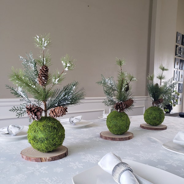 Christmas country table decor, Farmhouse winter centerpiece, Wood slice centerpiece with moss ball, Wedding decoration