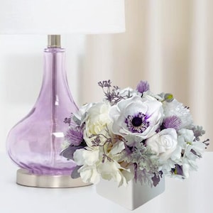 Lila Blumenschmuck, Hochzeitslavendel, weiße Würfelvase, Optionsvasen