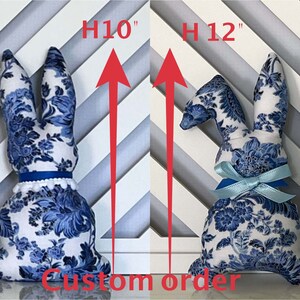 Peut inclure: Deux lapins en peluche de P&acirc;ques &agrave; motifs floraux bleus et blancs. Le lapin &agrave; gauche mesure 25 cm de haut et le lapin &agrave; droite mesure 30 cm de haut.  Commande personnalis&eacute;e.
