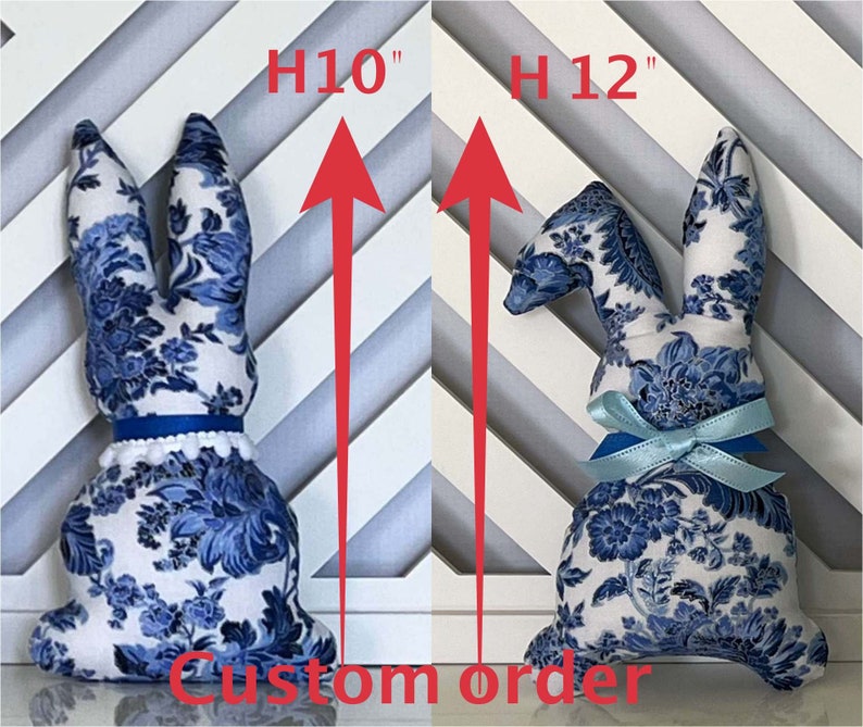 Peut inclure: Deux lapins en peluche de P&acirc;ques &agrave; motifs floraux bleus et blancs. Le lapin &agrave; gauche mesure 25 cm de haut et le lapin &agrave; droite mesure 30 cm de haut.  Commande personnalis&eacute;e.