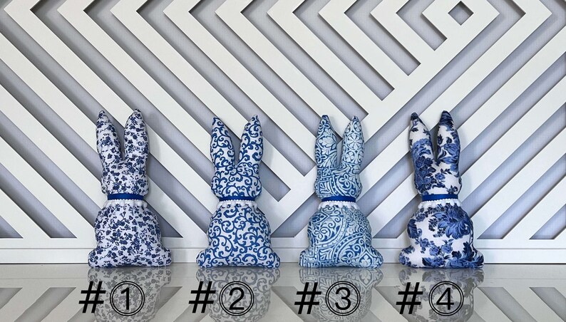 Peut inclure: Quatre lapins en peluche bleu et blanc &agrave; motifs. Les lapins sont num&eacute;rot&eacute;s de 1 &agrave; 4.