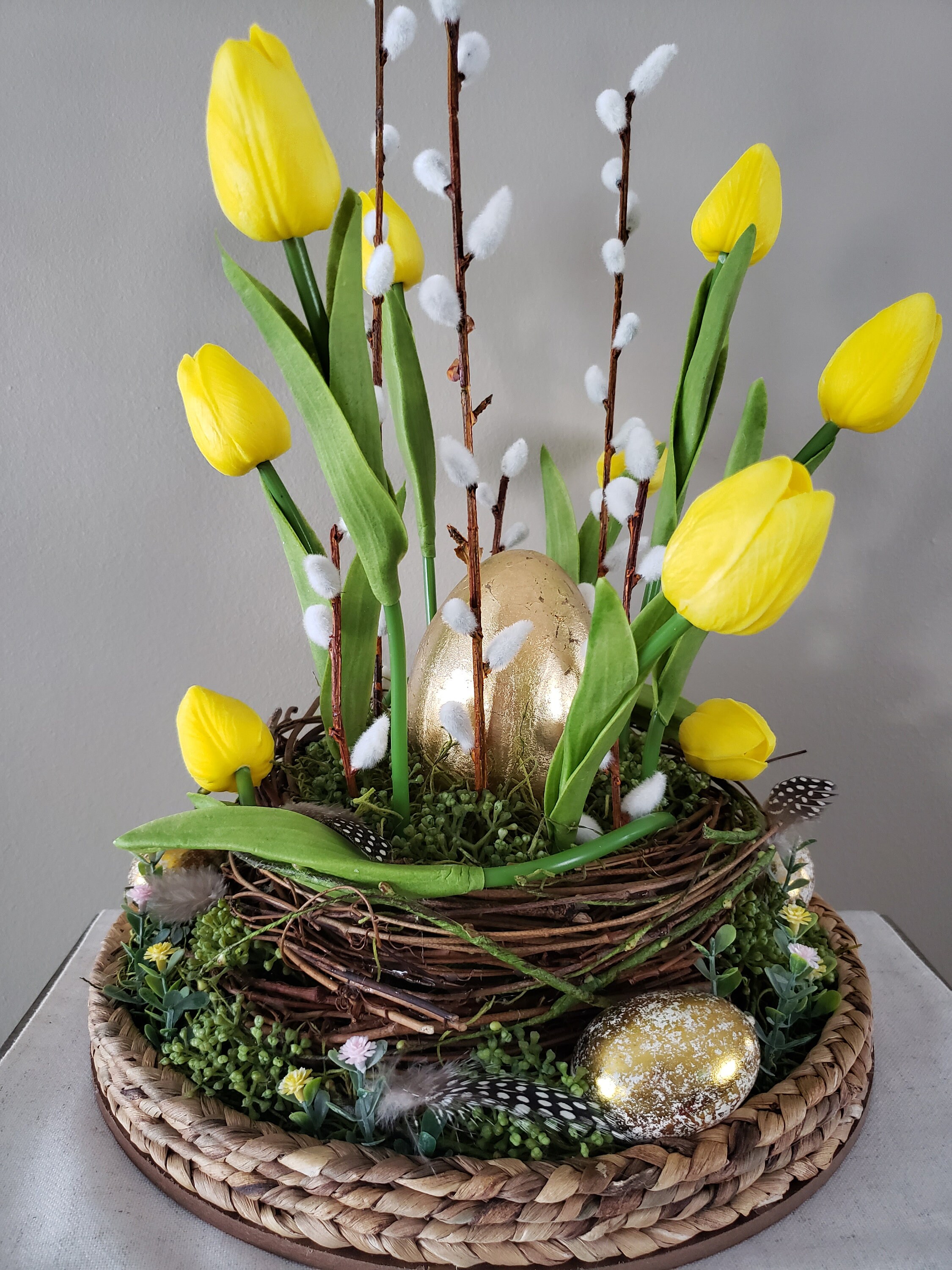 Composizione fiori di Pasqua, Centrotavola tulipani pasquali per tavola, Decorazione uova d'oro, Decorazione pasquale fatta a mano - Italia