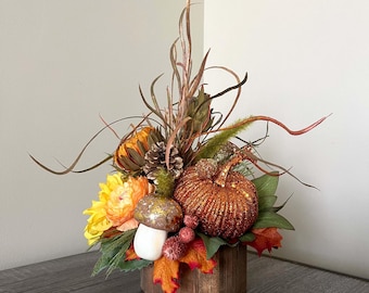 Centrotavola di zucca con fiori autunnali, composizioni autunnali in stile fattoria, decorazioni autunnali per la tavola da pranzo