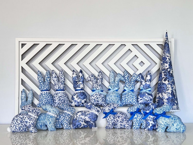 Peut inclure: Une collection de figurines de lapin en forme de lapin bleu et blanc avec une d&eacute;coration conique assortie bleu et blanc.