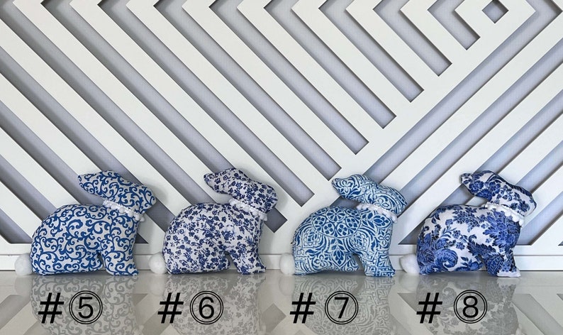 Peut inclure: Quatre peluches de lapin en forme de lapin bleu et blanc avec des pompons blancs sur la queue. Les lapins sont num&eacute;rot&eacute;s de 5 &agrave; 8.